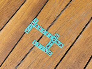 een houten vloer met een stuk hout met de woorden backyardsharedsharedstreet bij ibis Styles Barcelona City Bogatell in Barcelona