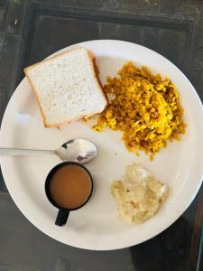 Makanan di atau berdekatan rumah tamu ini