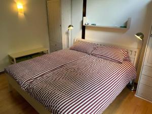 Ένα ή περισσότερα κρεβάτια σε δωμάτιο στο Rote Haus am See