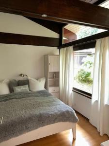 Ένα ή περισσότερα κρεβάτια σε δωμάτιο στο Rote Haus am See