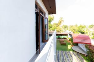 a balcony of a house with a view of a yard at Die ChillOuz Pub & Lodge in Negombo