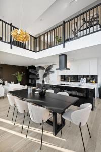 Η κουζίνα ή μικρή κουζίνα στο TotalApartments Northern Lights Penthouse