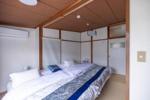 En eller flere senge i et værelse på Chitose-岡山倉敷駅アクセス良好-広々古民家-最大7人-無料駐車場-庭付きBBQ-