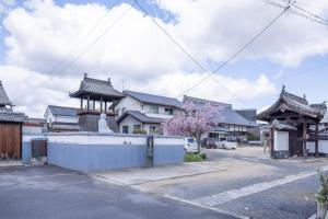 a street in a town with houses and buildings at Chitose-岡山倉敷駅アクセス良好-広々古民家-最大7人-無料駐車場-庭付きBBQ- in Okayama