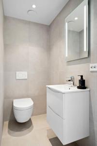 Ένα μπάνιο στο TotalApartments Northern Lights Penthouse +37 φωτογραφίες