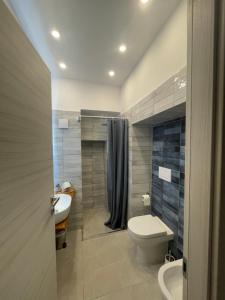 ein Badezimmer mit Toilette, Waschbecken und Badewanne in der Unterkunft Case Nuove in Gallipoli