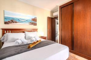 een slaapkamer met een groot bed met handdoeken erop bij Los Albatros by Ĥ - Playa de los Haraganes HAHB30P190 in Isla Canela +38 foto's