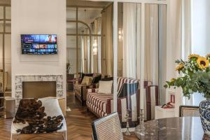 Μια τηλεόραση ή/και κέντρο ψυχαγωγίας στο Piazza Venezia Luxe Apartment