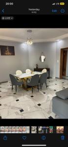 ein Esszimmer mit einem Tisch und Stühlen auf einem Fliesenboden in der Unterkunft B First Complex in Kolwezi
