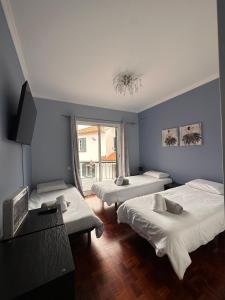 - une chambre avec 2 lits, une télévision et une fenêtre dans l'établissement VILLA Valhalla Private heated swimming-pool, à Funchal