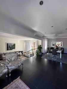 un salon avec un canapé et une table dans l'établissement VILLA Valhalla Private heated swimming-pool, à Funchal 65 autres photos