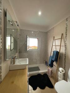 une salle de bains avec lavabo et baignoire dans l'établissement VILLA Valhalla Private heated swimming-pool, à Funchal