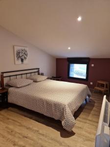 une chambre avec deux lits et une fenêtre dans l'établissement La Grange, à Orcet