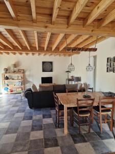 un salon avec une table et un canapé dans l'établissement La Grange, à Orcet 16 autres photos