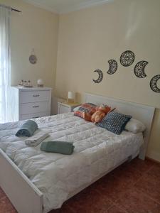 Villanueva del AriscalにあるLa casa de Marifé, a 15" de Sevilla y a 30" del aeropuertoのテディベアのベッドがある寝室 +63枚の写真