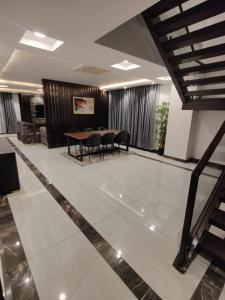 ラホールにあるGold Crest Mall & Residency Premium Apartments With Al-Fatah Store & Shopping Mallのギャラリーの写真