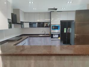 ラホールにあるGold Crest Mall & Residency Premium Apartments With Al-Fatah Store & Shopping Mallのギャラリーの写真