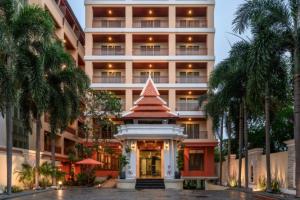 un edificio con una pagoda delante de él en Palette Luxe North Pattaya, en Norte de Pattaya