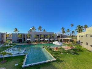 eine Luftaufnahme eines Resorts mit Swimmingpool in der Unterkunft Villa Manatee Rota dos Milagres in Tatuamunha