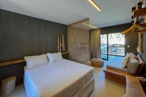 ein Schlafzimmer mit einem Bett und einem Stuhl darin in der Unterkunft Villa Manatee Rota dos Milagres in Tatuamunha + 187 Fotos