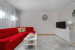Televisyen dan/atau pusat hiburan di Red Apartment in Wrocław with Two Bedrooms and Desk for Remote Work by Noclegi Renters