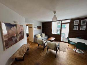 a living room with a couch and a table and chairs at Apartamento de Montaña en Baqueira con Parking y Totalmente Equipado in Betrén
