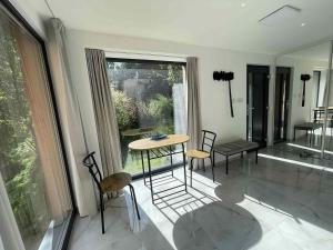 特鲁特诺夫Luxury Dolce的配有椅子和桌子的房间以及窗户