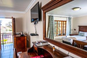 a room with a bedroom with a bed and a mirror at Kang Juliet Hotel in Kang
