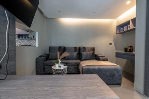 Χώρος καθιστικού στο Luxury 2BR Condo Pool Rooftop Bar D6023
