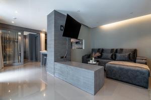Μια τηλεόραση ή/και κέντρο ψυχαγωγίας στο Luxury 2BR Condo Pool Rooftop Bar D6023