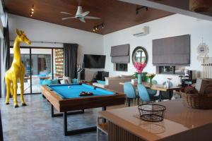 een woonkamer met een pooltafel bij Chaweng Modern Blue Ocean 3BDR Private Pool Villa in Ban Ko Khwan +54 foto's