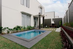 a swimming pool in the backyard of a house at Divan Hills in Campaka