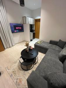 Ruang duduk di Apartment with self check-in 52