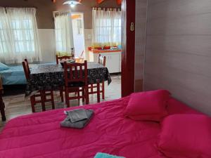 1 dormitorio con cama morada y comedor en cozyapart, en Campana