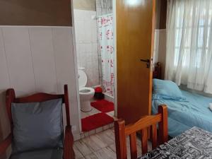 Habitación con baño con aseo y cama. en cozyapart, en Campana