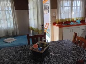 una cocina con mesa y mantel. en cozyapart, en Campana