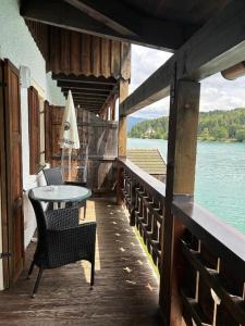 Výhled na řeku, která protéká v blízkosti apartmánu + 5 fotografií