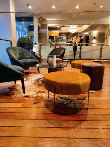 eine Lobby mit Sofas, Stühlen und Tischen in der Unterkunft First Hotel Millennium in Oslo