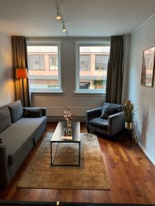ein Wohnzimmer mit Sofa und Couchtisch in der Unterkunft First Hotel Millennium in Oslo