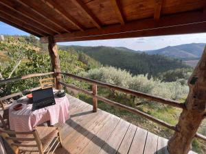 Nespecifikovaný výhled na hory nebo výhled na hory při pohledu z prázdninového domu