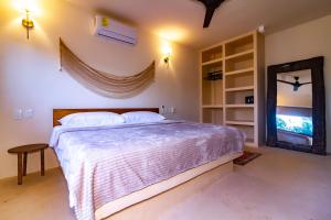 Un dormitorio con una cama grande y un espejo. en 2 Bedoom Loft, Kitchen, Garden, en Mazunte