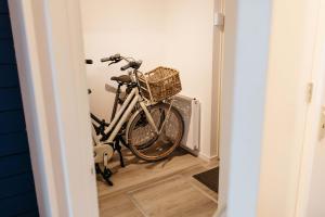 ヘーグにあるHavenwoning geschakeld | 6 personen - Boutique Parc Pharshoekeの廊下に駐められたカゴ付き自転車