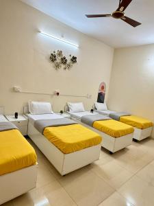 Un pat sau paturi într-o cameră la Elite Villa-3BHK Luxurious Villa Near Jupiter Hospital, Baner