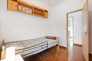 a bedroom with a bed in a room at Casinha Da Aldeia in Cela Velha