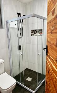 uma cabina de duche na casa de banho com WC em House B thonningii - warm minimalism em Nanyuki