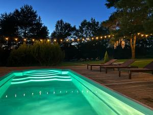 Bazén v ubytování Domek LAVENDA z widokiem na rzekę - Basen, Jacuzzi, Sauna - Magiczny ogród - 0,5ha prywatnej przestrzeni nebo v jeho okolí