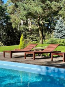 Bazén v ubytování Domek LAVENDA z widokiem na rzekę - Basen, Jacuzzi, Sauna - Magiczny ogród - 0,5ha prywatnej przestrzeni nebo v jeho okolí