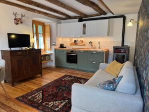 a living room with a couch and a kitchen at La Ceresina in Ceres
