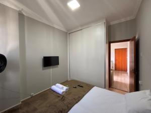 TV a/nebo společenská místnost v ubytování Apartamento Belo Horizonte 2 quartos Ed Maleta, Mercado Central, Feira Hippie, Praça da Liberdade e Parque Municipal