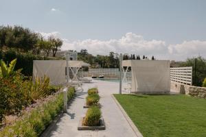 Κήπος έξω από το Olivia Villa, Celestial haven of luxury, By ThinkVilla